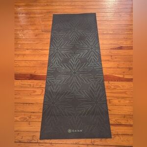 GAIAM Dark Yoga Mat with Leaf Design